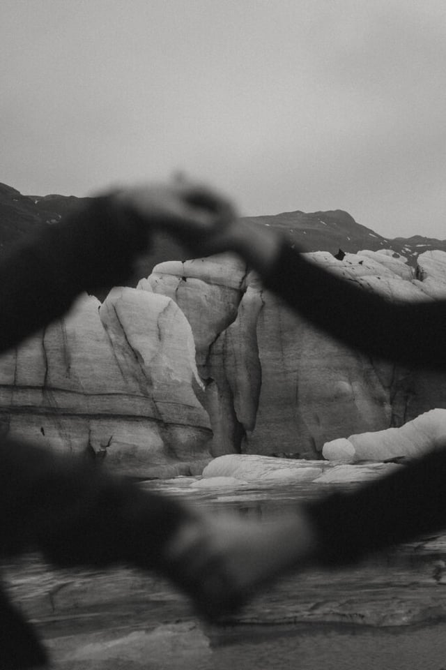 Ian & Maggie’s Surprise Winter Proposal at Kvernufoss – An Unforgettable Iceland Moment