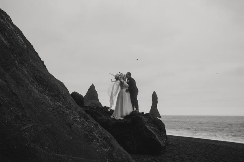 Vlada & Alejandro – Iceland Elopement in Gígjagjá + Reynisfjara