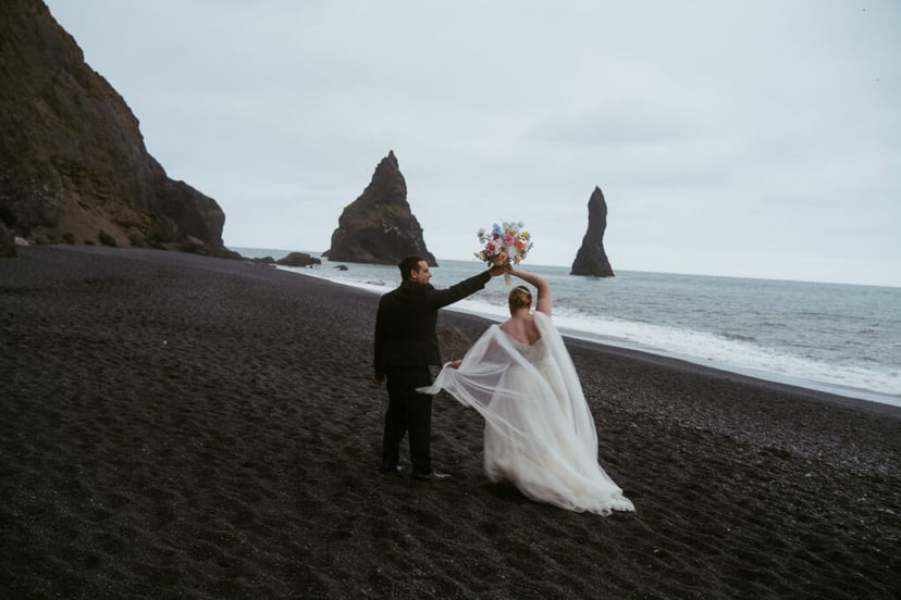 Vlada & Alejandro – Iceland Elopement in Gígjagjá + Reynisfjara