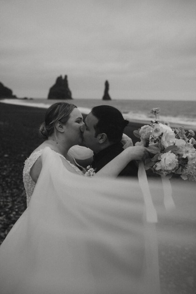 Vlada & Alejandro – Iceland Elopement in Gígjagjá + Reynisfjara