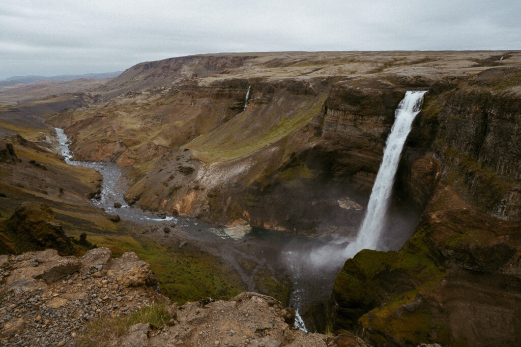 Wide-angle view of Háifoss and the surrounding cliffs and river canyon from above